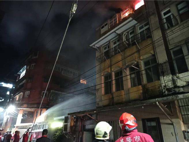13日晚間基隆市信義區一處民宅發生大火，所幸當時屋內沒人，但讓不少附近民眾很緊張。（翻攝照片／張志康基隆傳真）