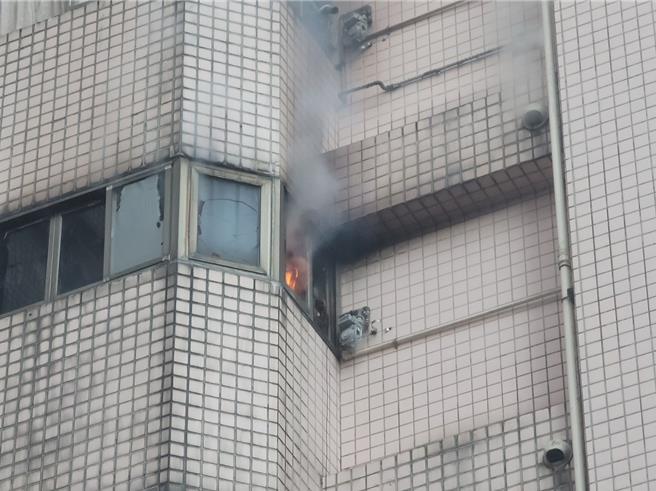 14日清晨6時許，基隆市安樂區一處社區的6樓也發生火警，消防疏散附近居民後，破門進入火場撲救。（翻攝照片／張志康基隆傳真）