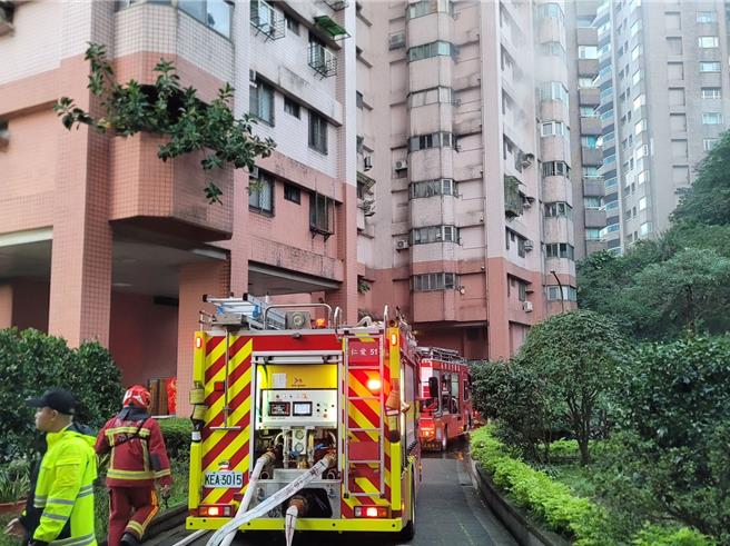 14日清晨6時許，基隆市安樂區一處社區的6樓也發生火警，消防疏散附近居民後，破門進入火場撲救。（翻攝照片／張志康基隆傳真）