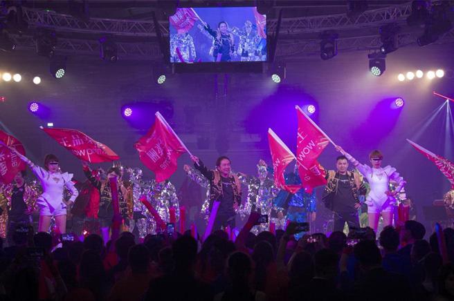 王品集團大方犒賞同仁，包下南港展覽館一館兩個樓層席開1100桌、逾萬名同仁共赴尾牙，圖為25周年大尾牙照。圖／王品集團提供