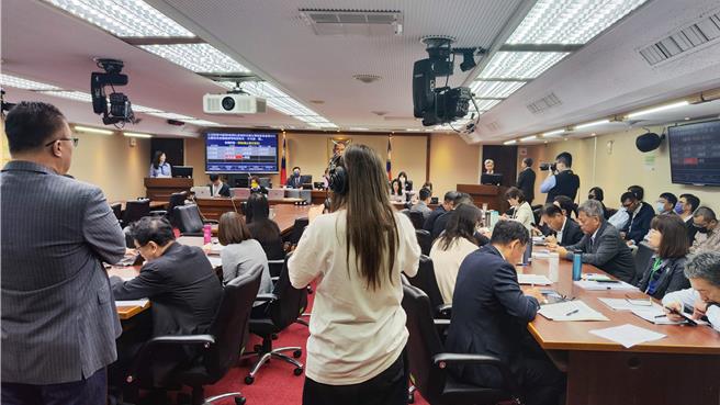 立法院社會福利及衛生環境委員會今天邀請相關部會就「第28屆聯合國氣候變遷大會（COP28）返國報告與後續因應情形」專案報告。（林良齊攝）
