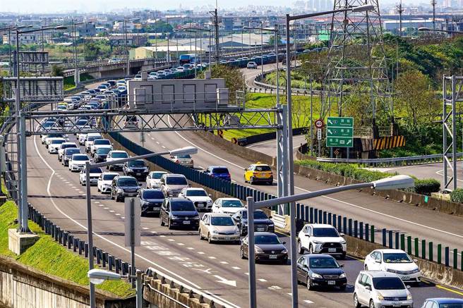 元旦連假國道車流多出1.3倍，高公局推11條替代道路避塞車。（本報資料照片）