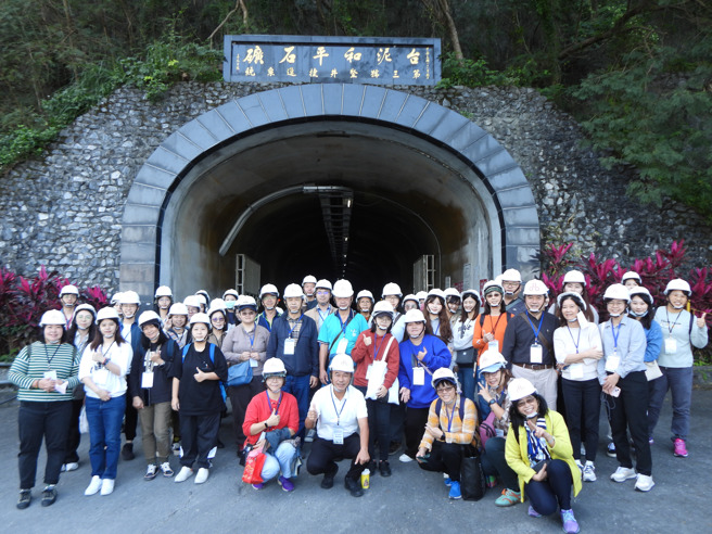 环保旅宿业者8日参访和平开放生态循环工厂「台泥DAKA园区」，前往矿山景观平台鸟瞰整座「和平工业区」及太平洋美景。（图／报系资料照）