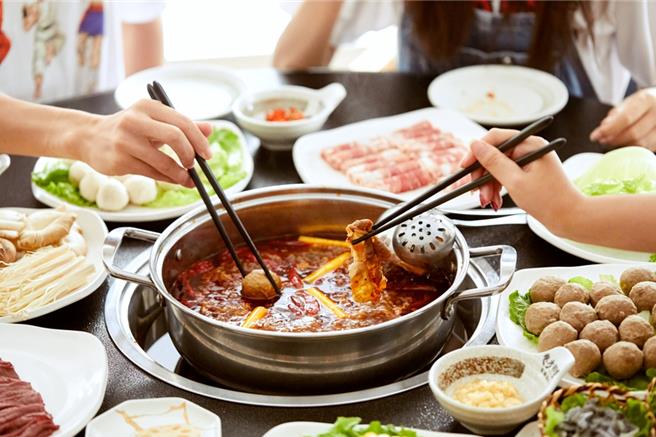 医师提醒，有糖尿病史的患者，应注意餐食份量和用餐细节，以免血糖失控飙升引发严重的併发症。（图／shutterstock）