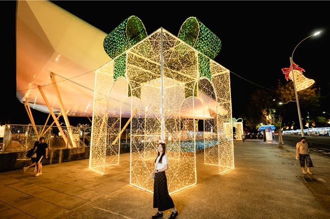 中央公園聖誕光環境佈置。（高雄市政府文化局提供）