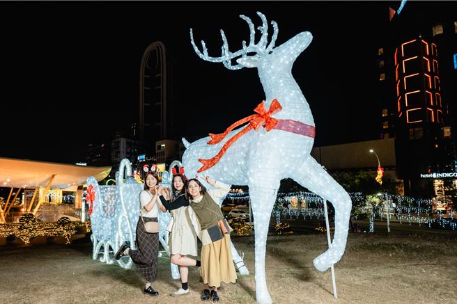 中央公園聖誕光環境佈置。（高雄市政府文化局提供）