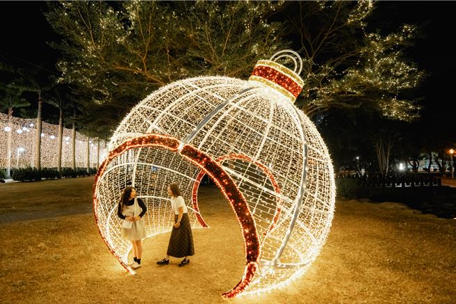 中央公園聖誕光環境佈置。（高雄市政府文化局提供）