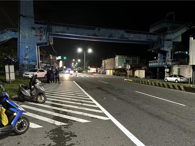 蔡姓老翁走斑馬線過馬路，卻遭2輛機車連續撞擊斃命。（民眾提供）