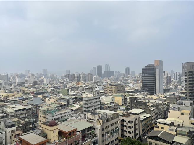 高雄14日空氣品質較差，多處測站AQI指標呈現橘色提醒等級，高市府環保局提前啟動應變防制措施，避免空品惡化，預估下午海風吹拂、氣溫升高後，空品將逐漸好轉。（洪浩軒攝）