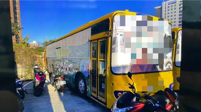 北投废弃公车惊见男尸，警封锁现场勘验中。（陈鸿伟翻摄）