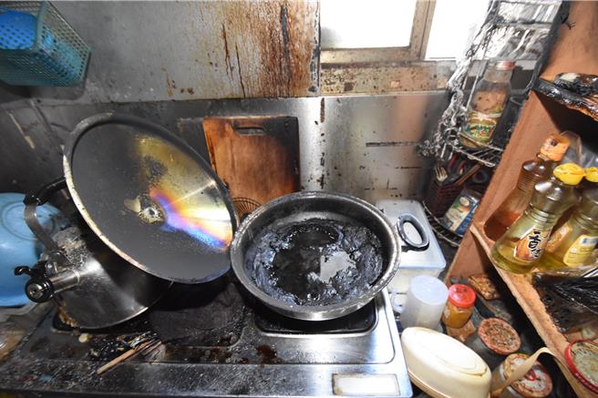 台北市消防局提醒，使用爐火應遵守「人離火熄」原則，以免造成火災。（翻攝畫面）