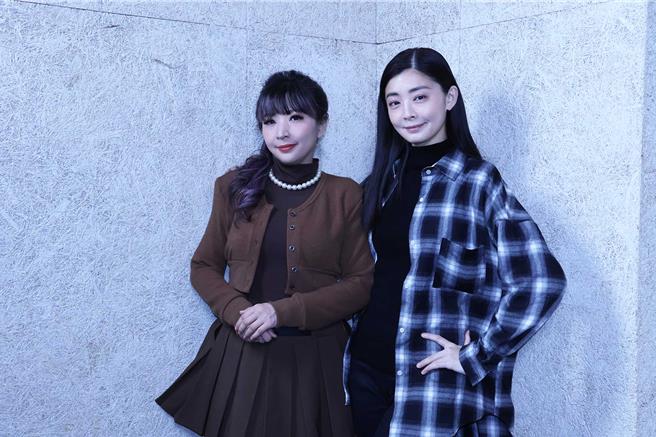 夏如芝（右）与节目主持人王宜安合影。（中天新闻提供）