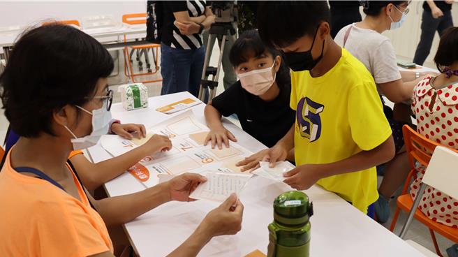 学生参加安美得伤口照护产业文化馆多元职探课程，认识敷料的种类。（新北市教育局提供）