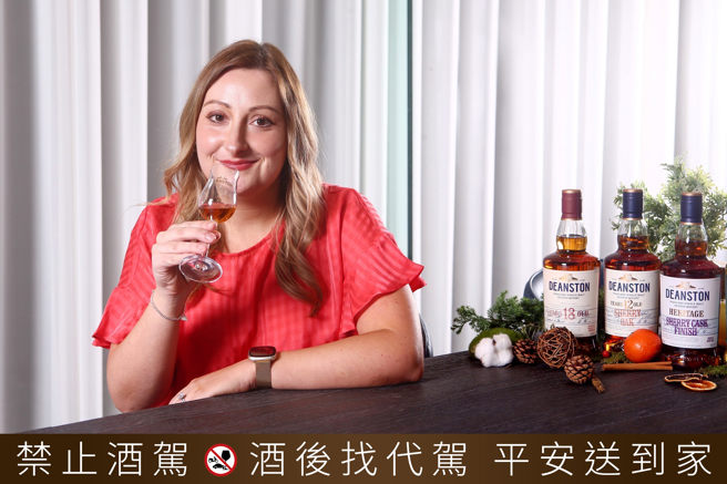 汀士頓（Deanston）首席釀酒師Julieann Fernandez日前首度來台，今年32歲的她，是威士忌界最年輕的女性釀酒師之一。（圖／中時新聞網）