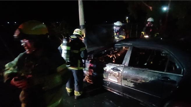 台東警方今天凌晨追捕1輛違規拒停的可疑黑色車輛，結果竟是毒品通緝犯。（讀者提供／蔡旻妤台東傳真）