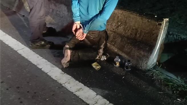 台東警方今天凌晨追捕1輛違規拒停的可疑黑色車輛，結果竟是毒品通緝犯。（讀者提供／蔡旻妤台東傳真）★《中時新聞網》關心您：保護自己、遠離毒品！