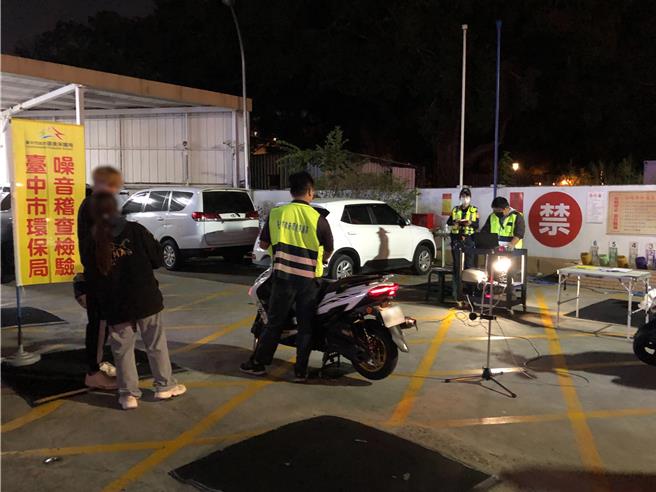 台中市警三分局12日晚間執行非法改裝車聯合稽查，2個小時勤務開出16張罰單，總計裁處3萬8100元罰鍰。（警方提供／王煌忠台中傳真）