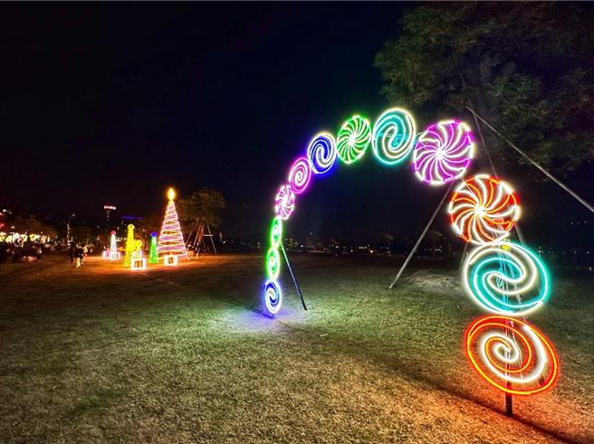 淡水金色水公園以童年回憶「金柑糖」為構想打造的糖果拱門，歡迎遊客進入聖誕的甜蜜世界。（新北市高灘處提供）