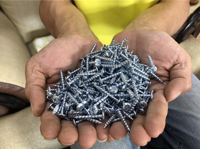 台中市北區中清路一段438號前日前有輛小客車行經時，疑因疏忽將螺絲釘盒子放在車頂，轉彎時不慎掉落，近500跟螺絲釘灑滿一地，相當危險。（民眾提供／潘虹恩台中報導）