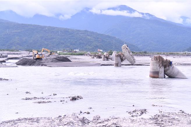 0918強震造成高寮大橋及崙天大橋、玉長大橋重創，縣府已施作臨時便道，將展開重建。圖為崙天。（資料照片）