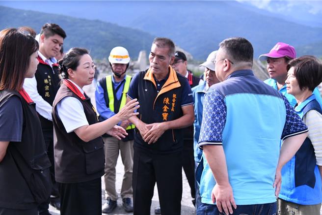 縣長徐榛蔚到高寮大橋及崙天大橋了解臨時便道工程。（資料照片）