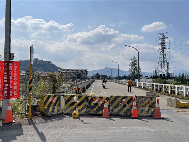 埔里鎮守城橋因卡努風災驚人雨量眉溪暴漲，8月4日封閉迄今，居民得遶道或冒險穿越危橋進出。（楊靜茹攝）
