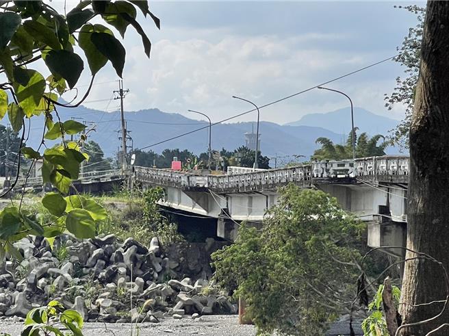埔里鎮守城橋橋墩遭沖毀下陷20公分，橋面扭曲變形，縣府研判守城橋成危橋得封閉，無法像新武界橋可維持小型車輛通行。（楊靜茹攝）