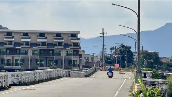守城橋封閉居民得遶3.5至5.4公里改從牛眠橋或內埔橋進出，機車族每月多上千元油資，冒險穿越危橋進出。（楊靜茹攝）
