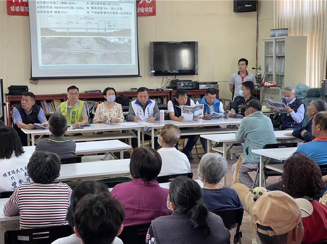 守城橋封閉4個多月，居民不滿頻頻抱怨，南投縣議員邀請縣府舉行守城橋工程進度說明會。（楊靜茹攝）