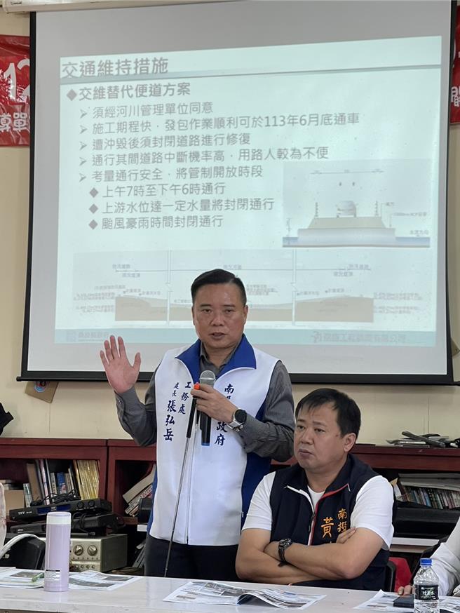 南投縣府處工務處長張弘岳說，原本是規畫較安全的鋼便橋，不過鄉親都希望能愈快愈好，從善如流施設便道。（楊靜茹攝）
