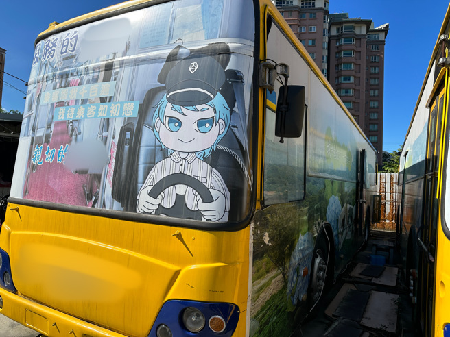 北投废弃公车惊见男尸，警封锁现场勘验中。（陈鸿伟翻摄）