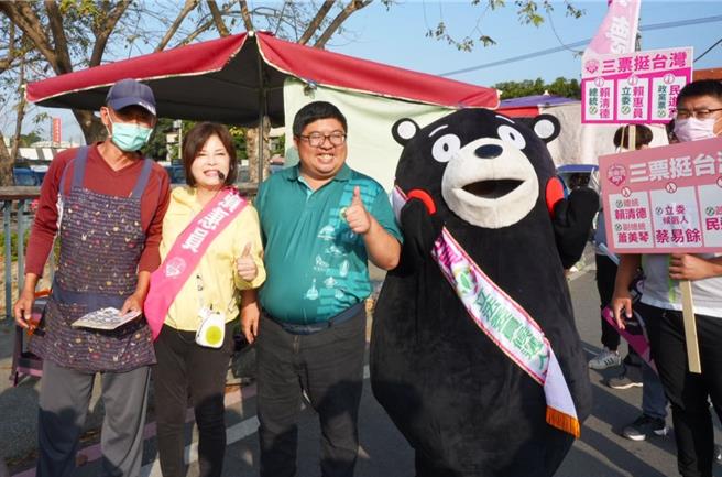 民進黨台南市一選區立委參選人賴惠員（左二）與同黨籍的嘉義縣一選區立委參選人蔡易餘（左三），14日一同鹽水牛墟市場拜票。（賴惠員競選總部提供／張毓翎台南傳真）