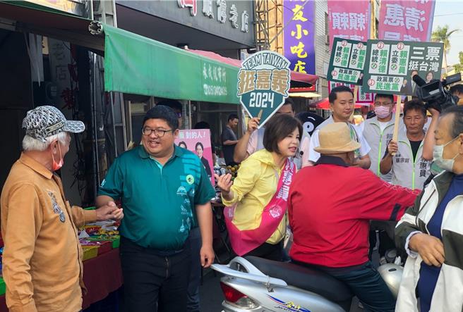民進黨台南市一選區立委參選人賴惠員（左三）與同黨籍的嘉義縣一選區立委參選人蔡易餘（左二）沿途向攤商與民眾握手、寒暄。（賴惠員競選總部提供／張毓翎台南傳真）