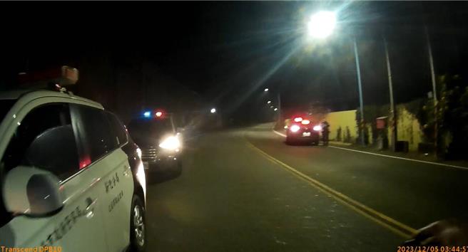 新化警方駕車遭嫌犯開車閃爍大燈求援，順利偵破這起擄人案。(讀者提供／曹婷婷台南傳真)