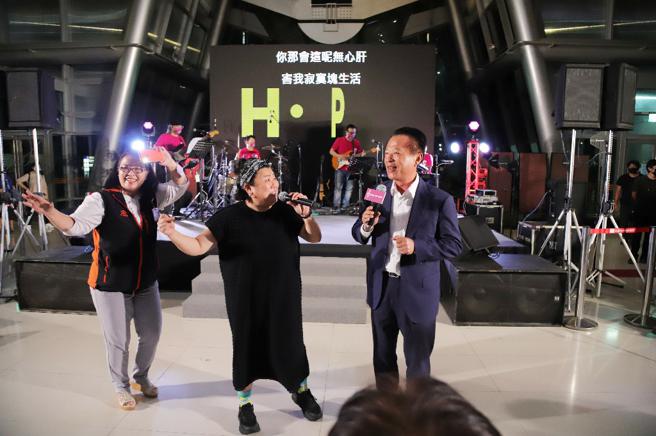 翁章梁與串場主持人林美秀現場妙語如珠。（圖片來源：嘉義縣衛生局提供）