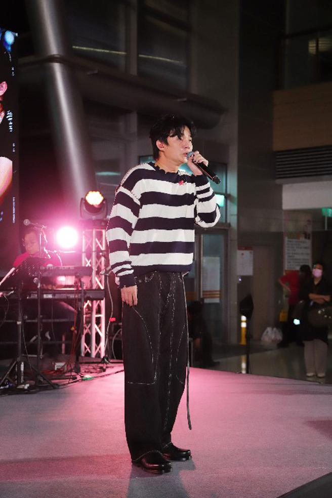 許富凱溫柔的歌聲撫慰了現場所有人。（圖片來源：嘉義縣衛生局提供）