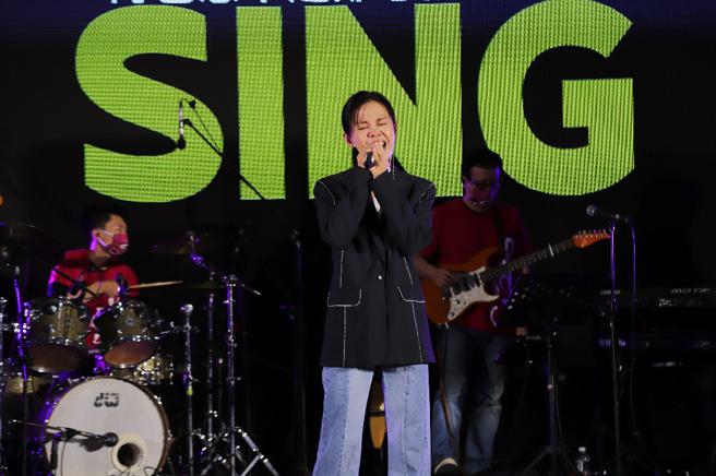 彭佳慧充滿力量的表演也鼓舞了病友和家屬。（圖片來源：嘉義縣衛生局提供）