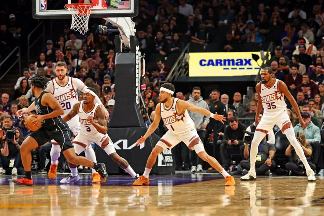 这是杜兰特(右)、戴文布克(中)与毕尔首度同时上场的比赛。(路透)