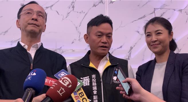 國民黨南投縣議會副議長潘一全(中)14日在該黨黨主席朱立倫(左)與南投縣長許淑華(右)面前表態為了台灣的未來，將力挺國民黨正副總統參選人「侯康配」。曾雪蒨攝