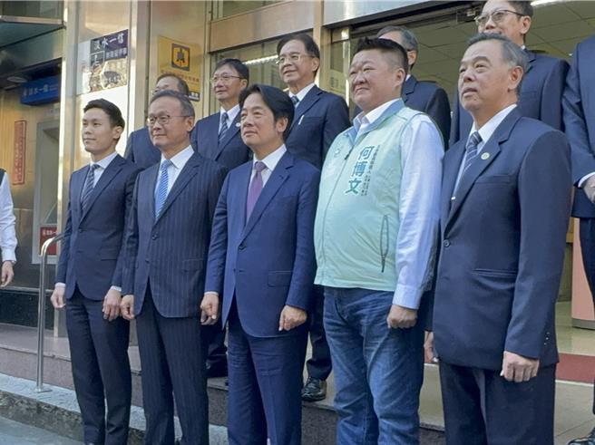 民進黨新北一選區參選人何博文（右二）與民進黨總統參選人賴清德（右三）一同會面並共進午餐，總經理劉啟超（右一）也在場。（柯毓庭攝）