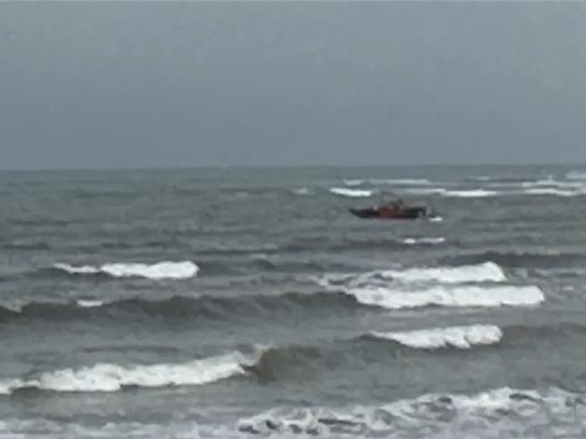台中市五甲渔港杨姓钓客遭海浪卷走，救起时已无生命徵象。（民眾提供）