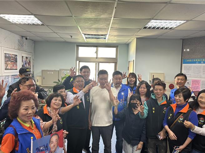 2023年12月14日新北市／國民黨副總統參選人趙少康今（14）日陪同國民黨新北市十選區立委參選人林金結首次於菜市場輔選，市場鄉親熱情歡迎，紛紛上前拿手機合影。（劉瑋晴攝）