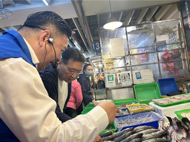 2023年12月13日新北市／趙少康表示，這是參選副總統後的首次市場拜票，他笑稱，到市場是很有趣特別的體驗。（劉瑋晴攝）