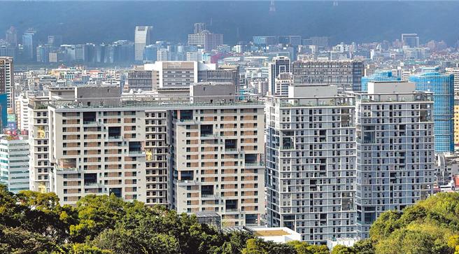 内政部长林右昌表示，为更贴近实际生活需求，未来直接兴建社会住宅将考量人口、产业发展、通勤情形等因素，持续扩大盘点各部会国公有土地，运用低度利用、老旧机关厅舍合作兴建社宅及退场学校校地。（本报资料照片）