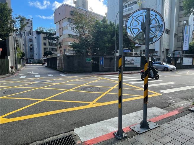 台北市康寧路三段75巷跟康寧路75巷24弄口车流多且车速快，在地居民希望装设交通号志。（刘彦宜摄）