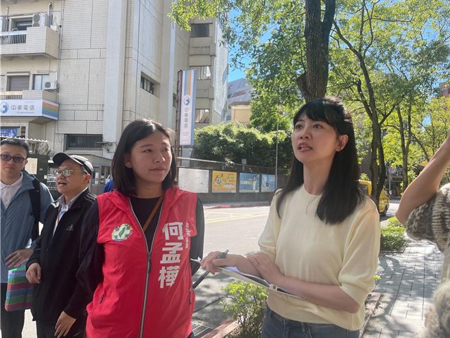 民进党立委高嘉瑜（右）、民进党台北市议员何孟桦（左）与相关单位会勘。（刘彦宜摄）