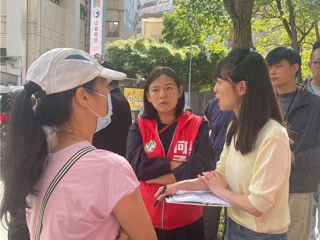 在地居民希望康寧路三段75巷跟康寧路75巷24弄口设置交通号志，民进党立委高嘉瑜（右一）、民进党台北市议员何孟桦（右二）多次会勘，仍未有下文。（刘彦宜摄）