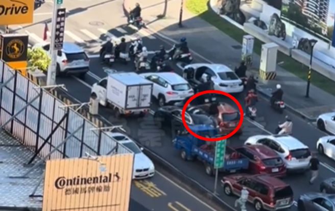 桃園市桃園區大興西路一段與經國路口，今(14)日上午發生一起球棒隊砸車事件。（圖／翻攝自臉書黑色豪門企業）