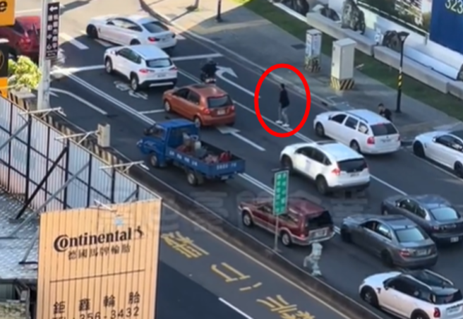 砸車男還一度找不到車搭乘離開。（圖／翻攝自臉書黑色豪門企業）