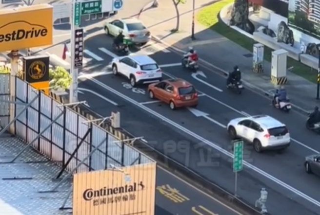 現場留下3輛疑似遭到波及的無辜車輛。（圖／翻攝自臉書黑色豪門企業）